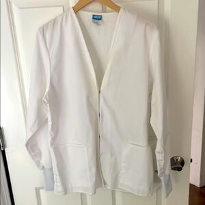 Crest scrubs lab coat white size small.